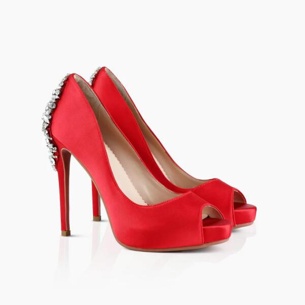 A model showcasing Stilettos collection