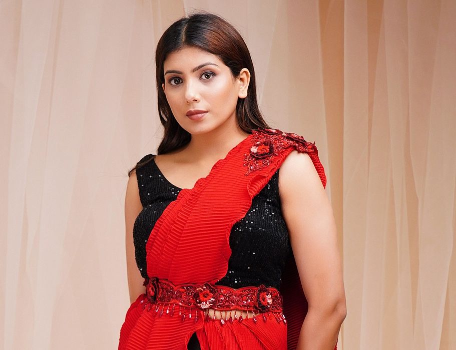 A model showcasing Candy Red Jet Black Ready To Wear Drape Saree by Farha Syed from Farha Syed's collection A model showcasing Candy Red Jet Black Ready To Wear Drape Saree by Farha Syed from Farha Syed's collection