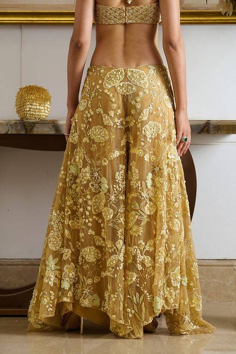 A model showcasing Perla Coord Set by Moledro from Moledro's collection