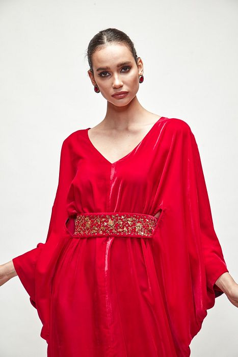 A model showcasing Fuschia Velvet Kaftaan by Ranian from Ranian's collection A model showcasing Fuschia Velvet Kaftaan by Ranian from Ranian's collection