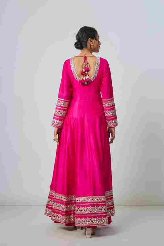 A model showcasing Pink Srivani Ag Set by Gopi Vaid from Gopi Vaid's collection A model showcasing Pink Srivani Ag Set by Gopi Vaid from Gopi Vaid's collection