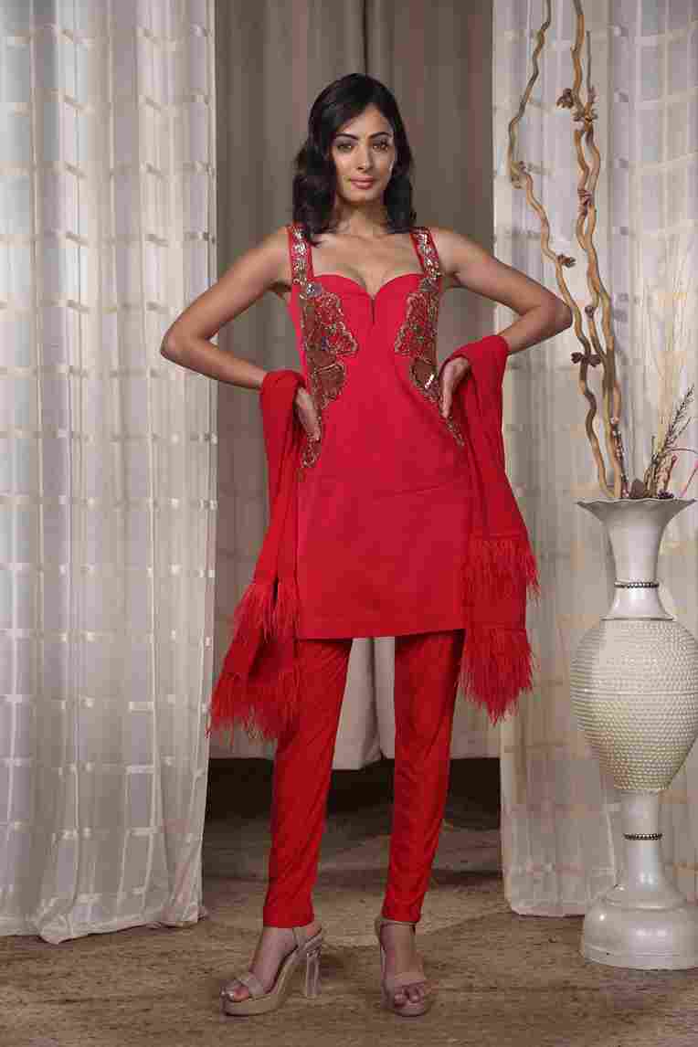 A model showcasing Al Jumeriah Short Kurta by Kanika Verma Couture from Kanika Verma Couture's collection
