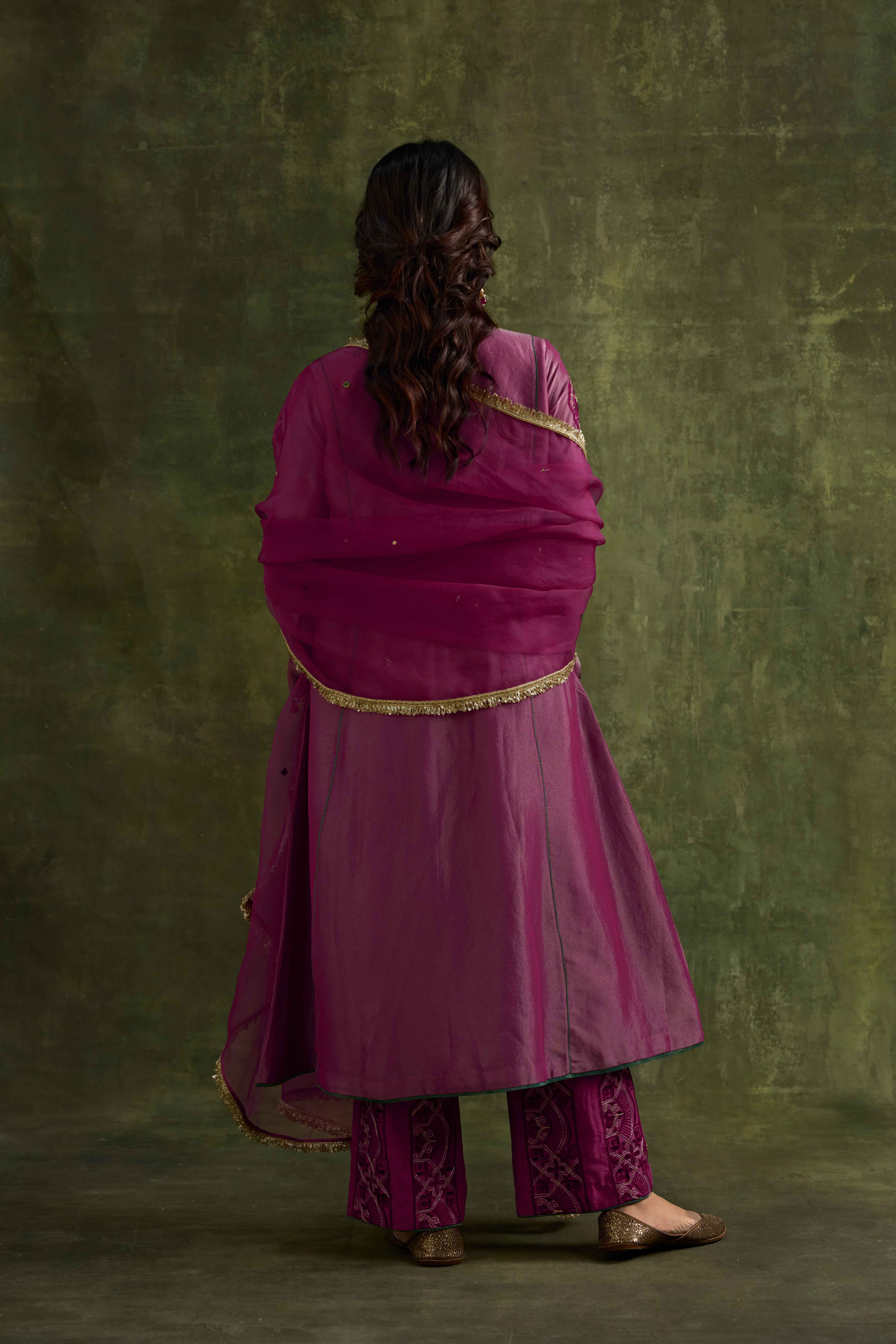 A model showcasing Hasrat Organza Dupatta by Nirvair from Nirvair's collection A model showcasing Hasrat Organza Dupatta by Nirvair from Nirvair's collection