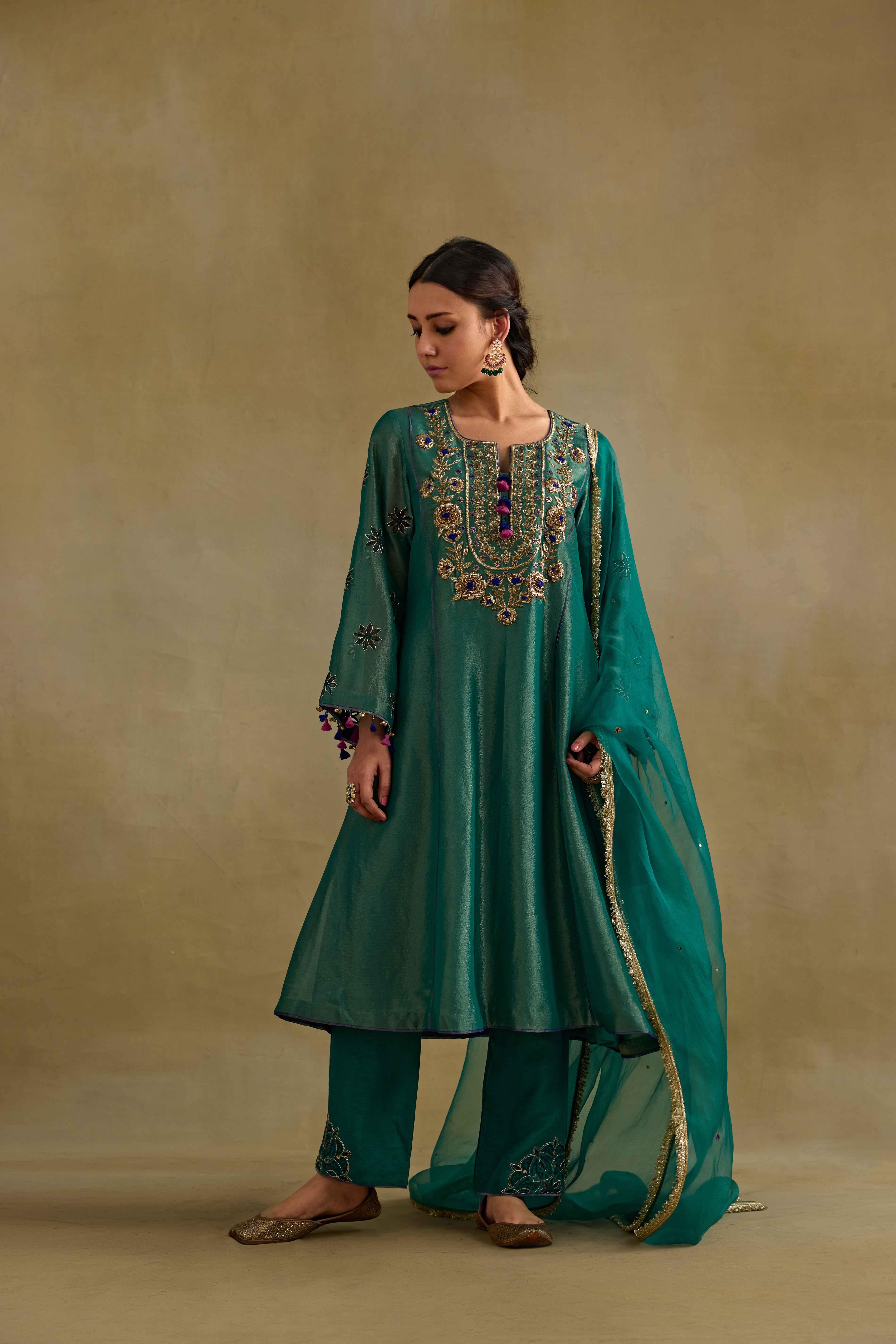 A model showcasing Eknoor Green Dupatta by Nirvair from Nirvair's collection A model showcasing Eknoor Green Dupatta by Nirvair from Nirvair's collection