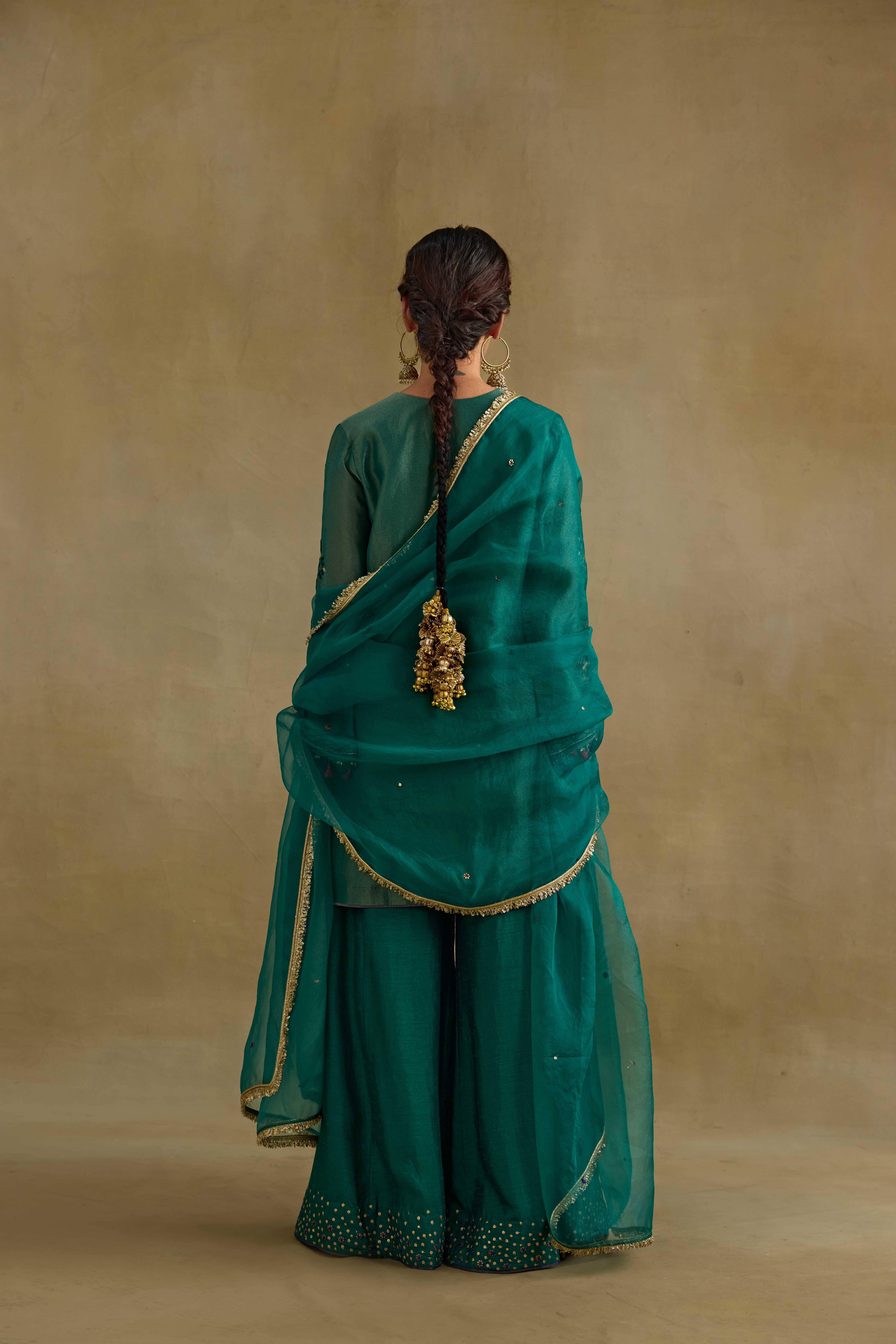 A model showcasing Prisha Organza Dupatta by Nirvair from Nirvair's collection A model showcasing Prisha Organza Dupatta by Nirvair from Nirvair's collection