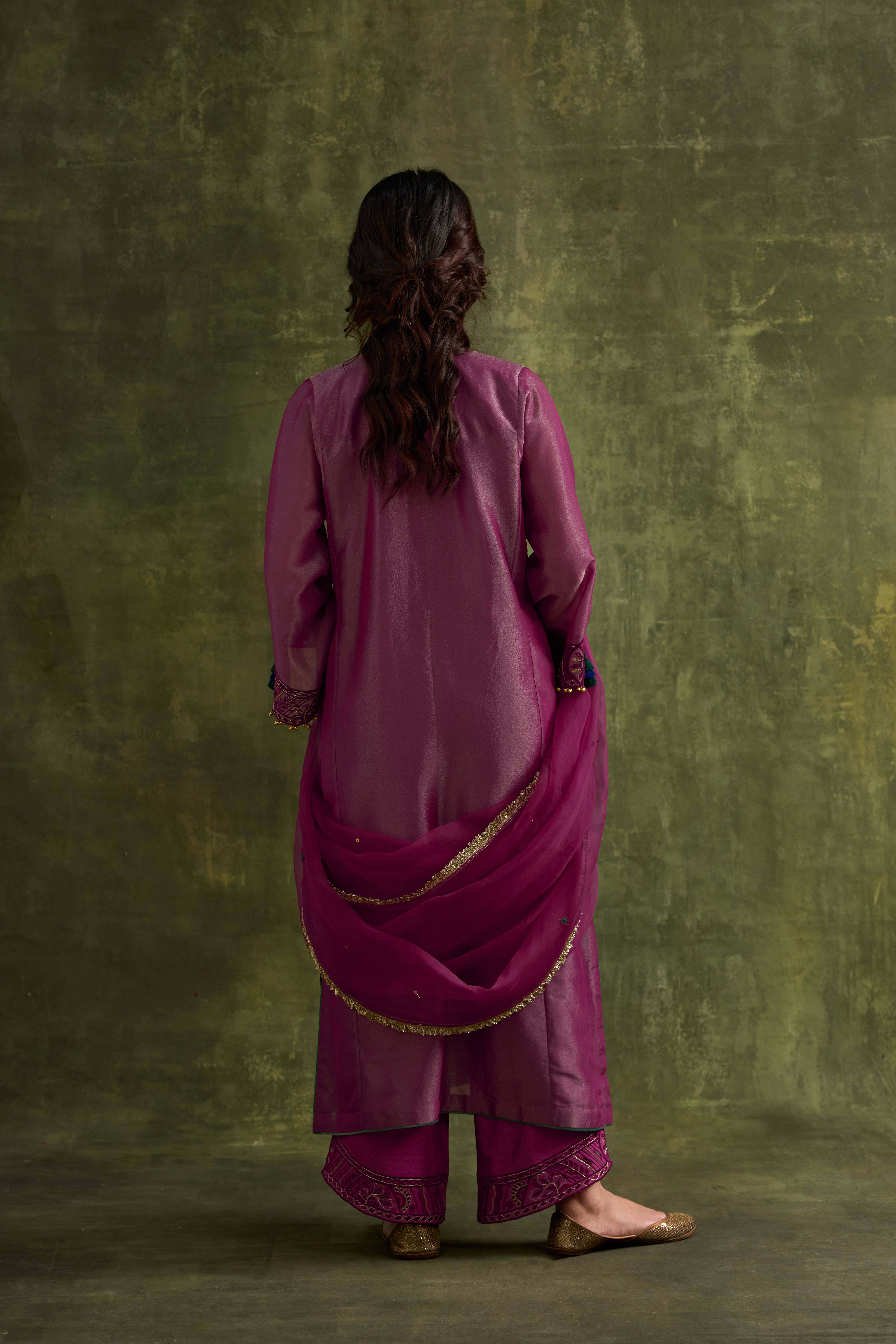 A model showcasing Amber Pink Organza Dupatta by Nirvair from Nirvair's collection A model showcasing Amber Pink Organza Dupatta by Nirvair from Nirvair's collection