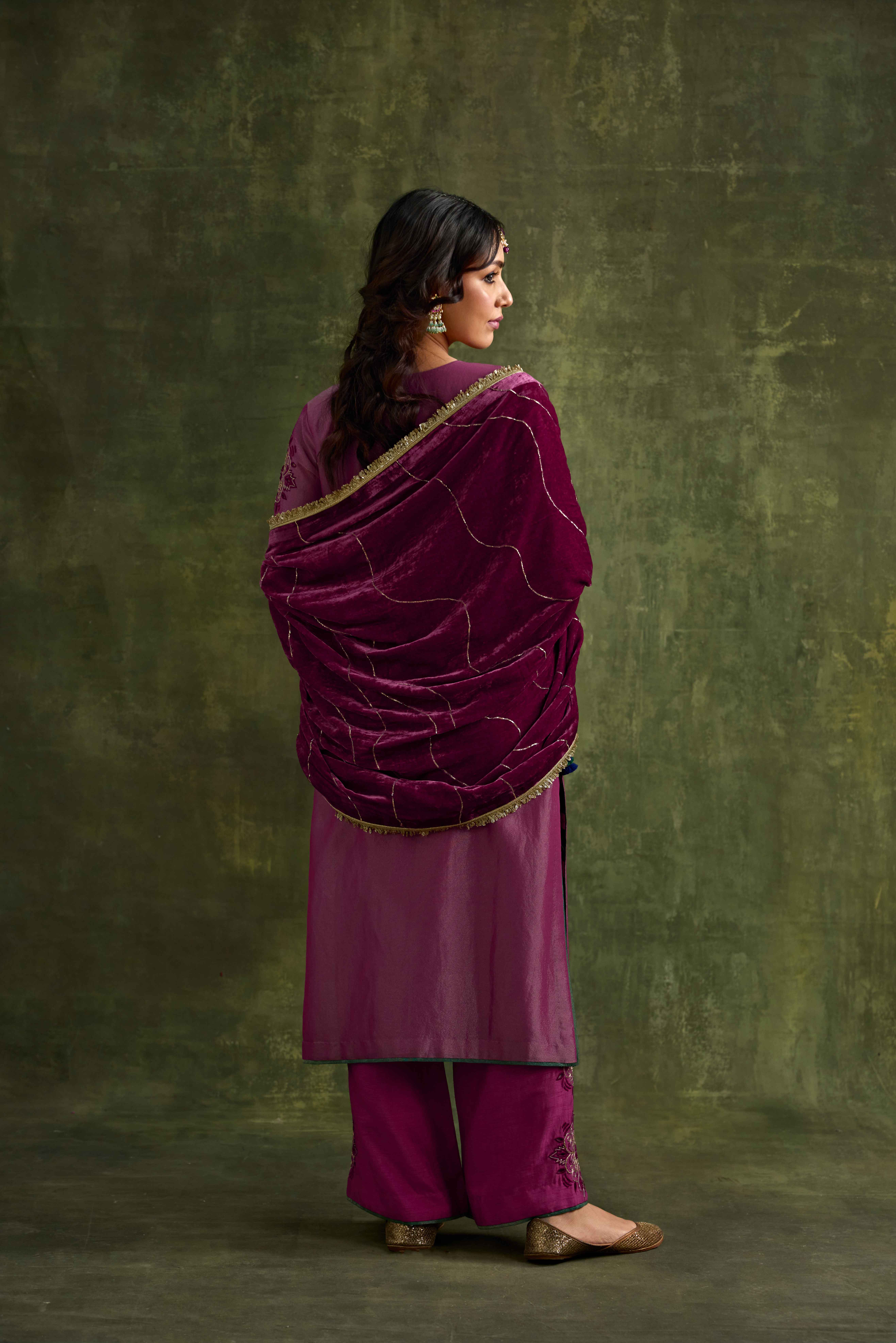 A model showcasing Anam Velvet Doshala by Nirvair from Nirvair's collection A model showcasing Anam Velvet Doshala by Nirvair from Nirvair's collection