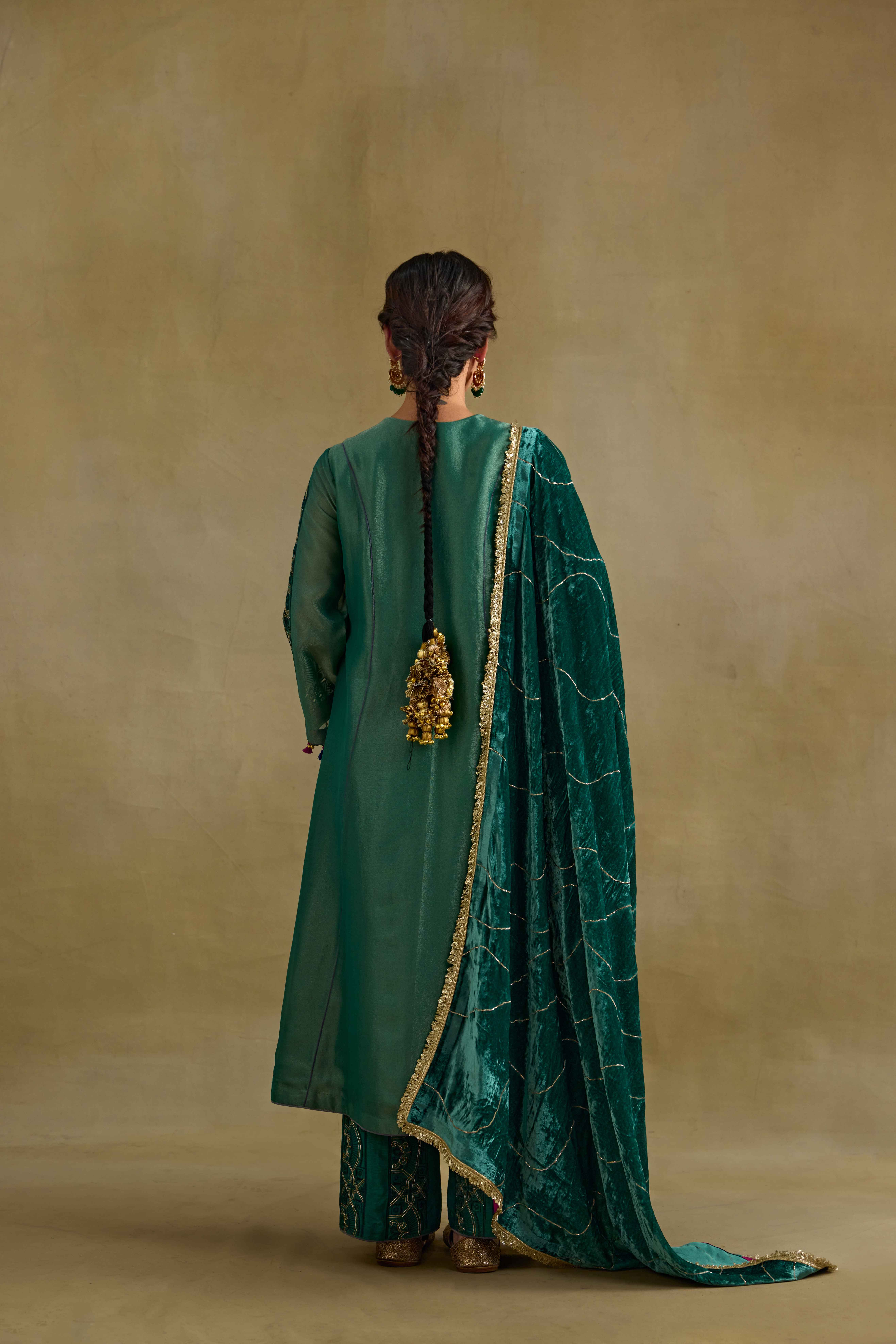 A model showcasing Hasrat Green Doshala by Nirvair from Nirvair's collection A model showcasing Hasrat Green Doshala by Nirvair from Nirvair's collection