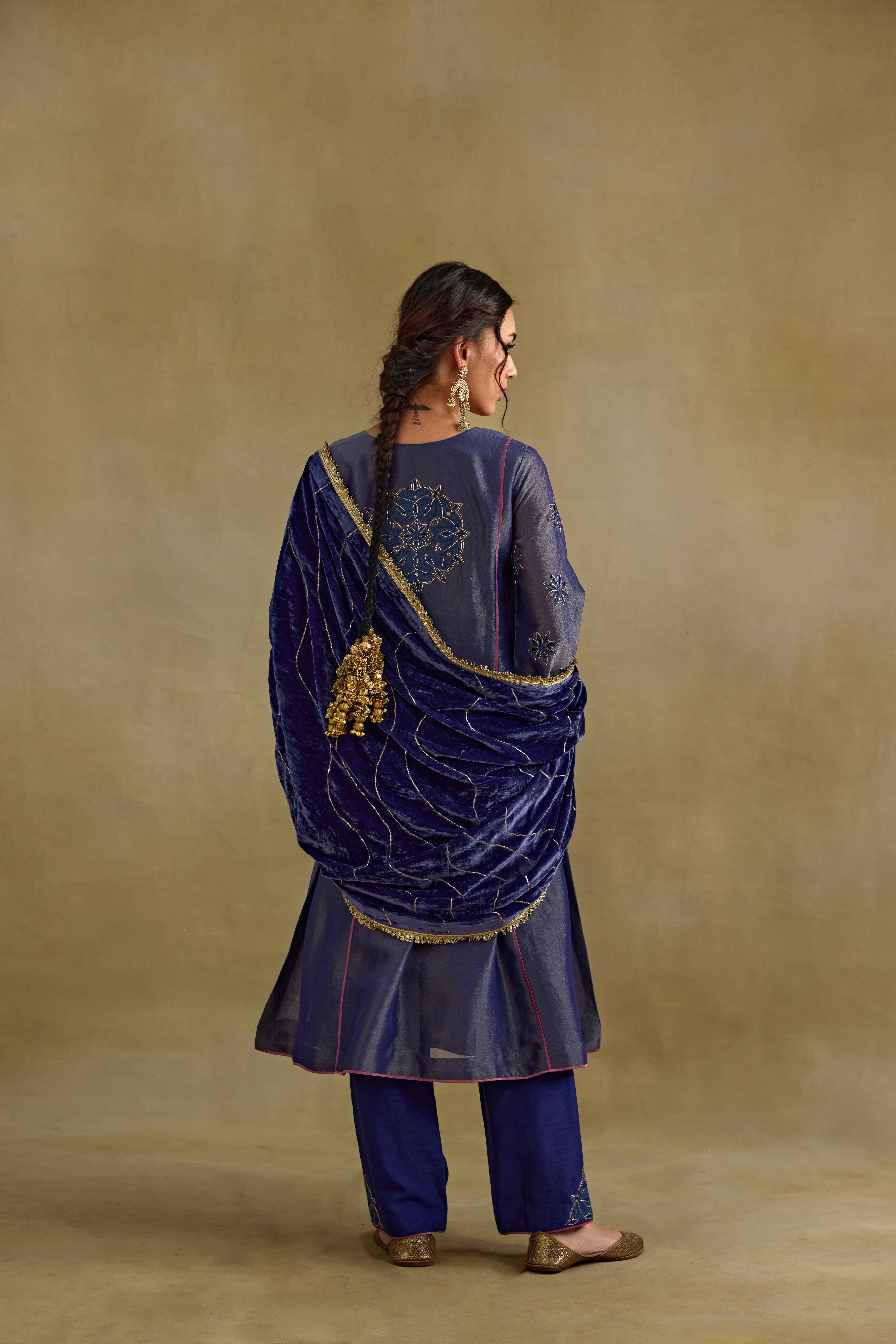 A model showcasing Eknoor Velvet Blue Doshala by Nirvair from Nirvair's collection