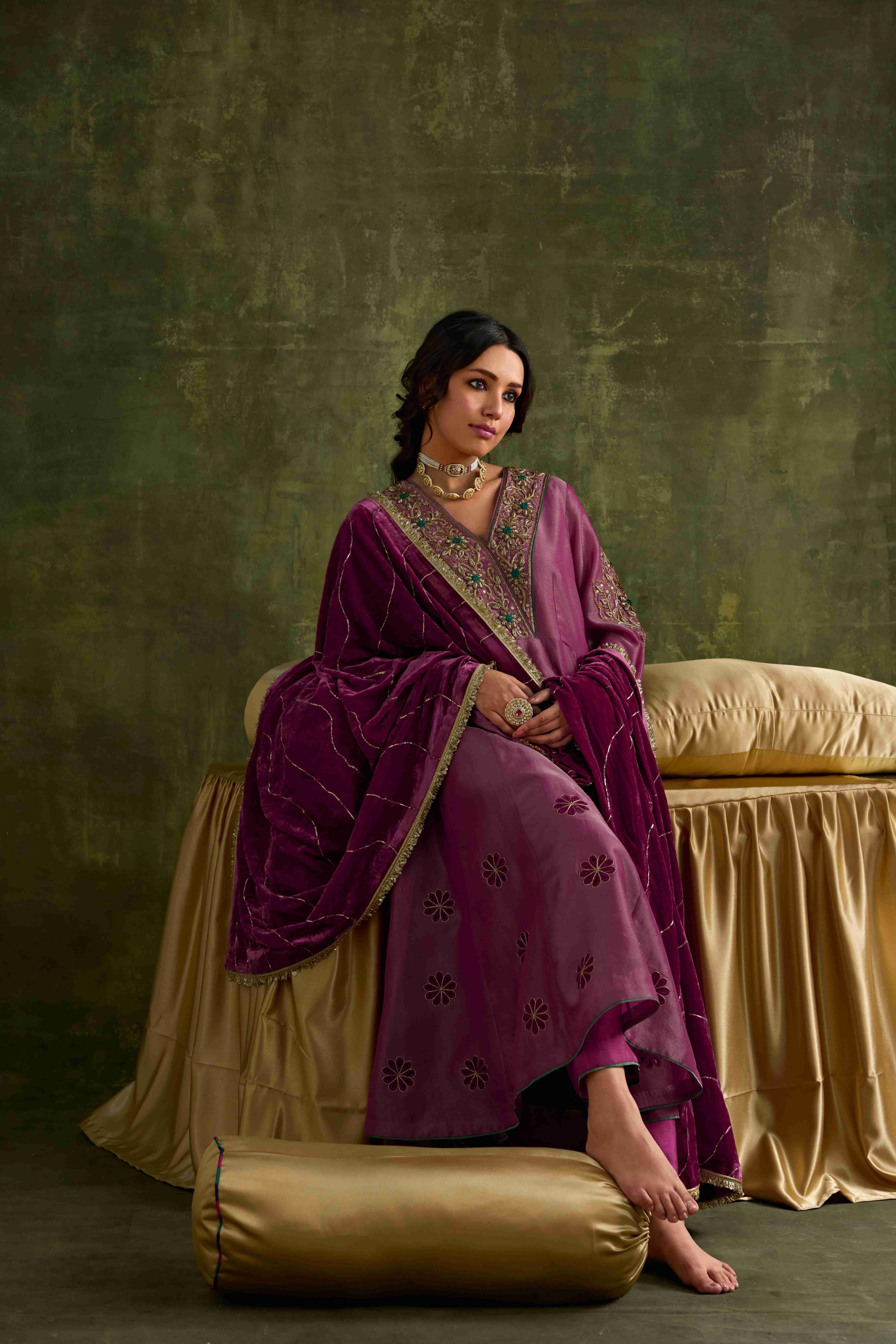 A model showcasing Amreen Pink Shade Doshala by Nirvair from Nirvair's collection A model showcasing Amreen Pink Shade Doshala by Nirvair from Nirvair's collection