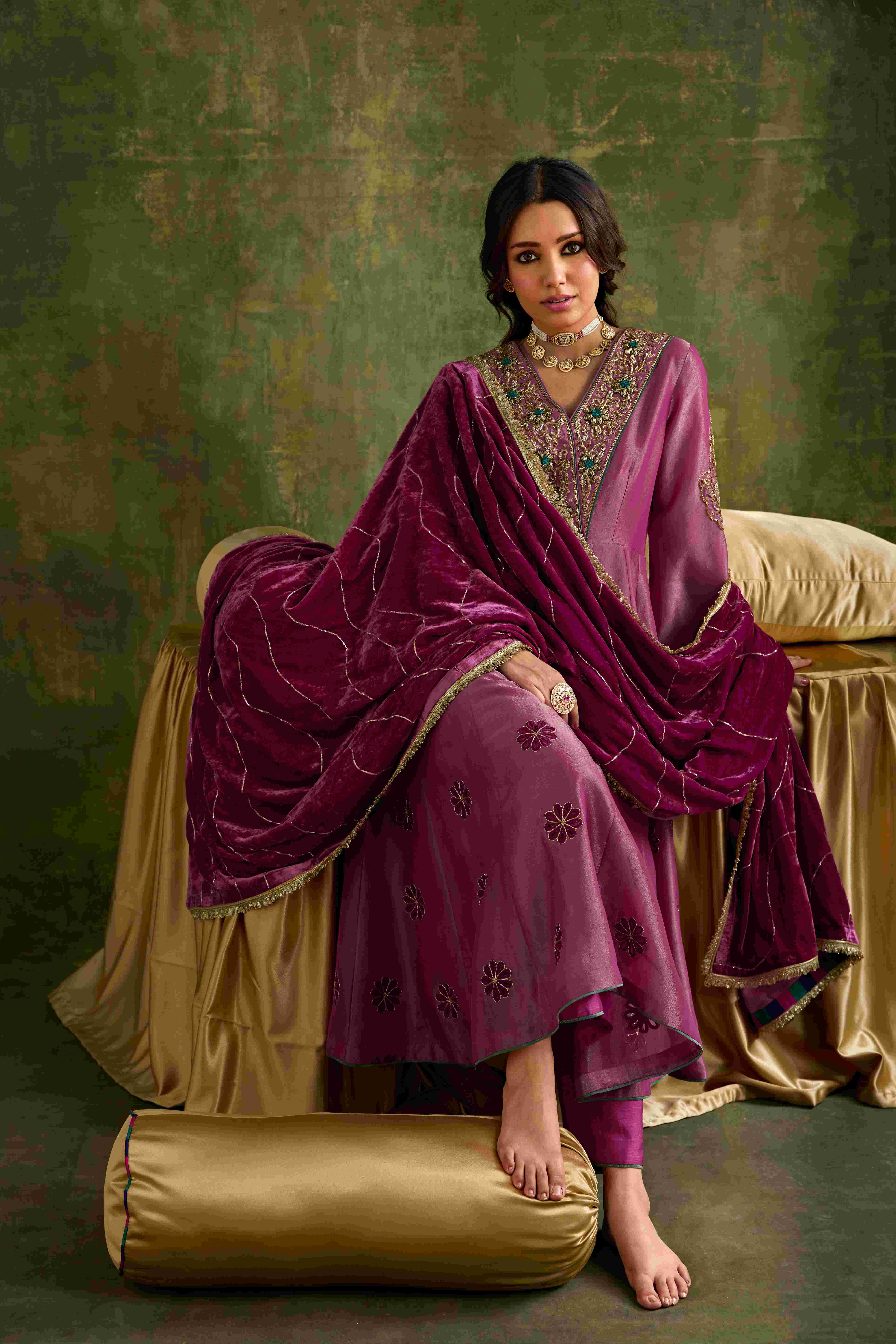 A model showcasing Amreen Pink Shade Doshala by Nirvair from Nirvair's collection
