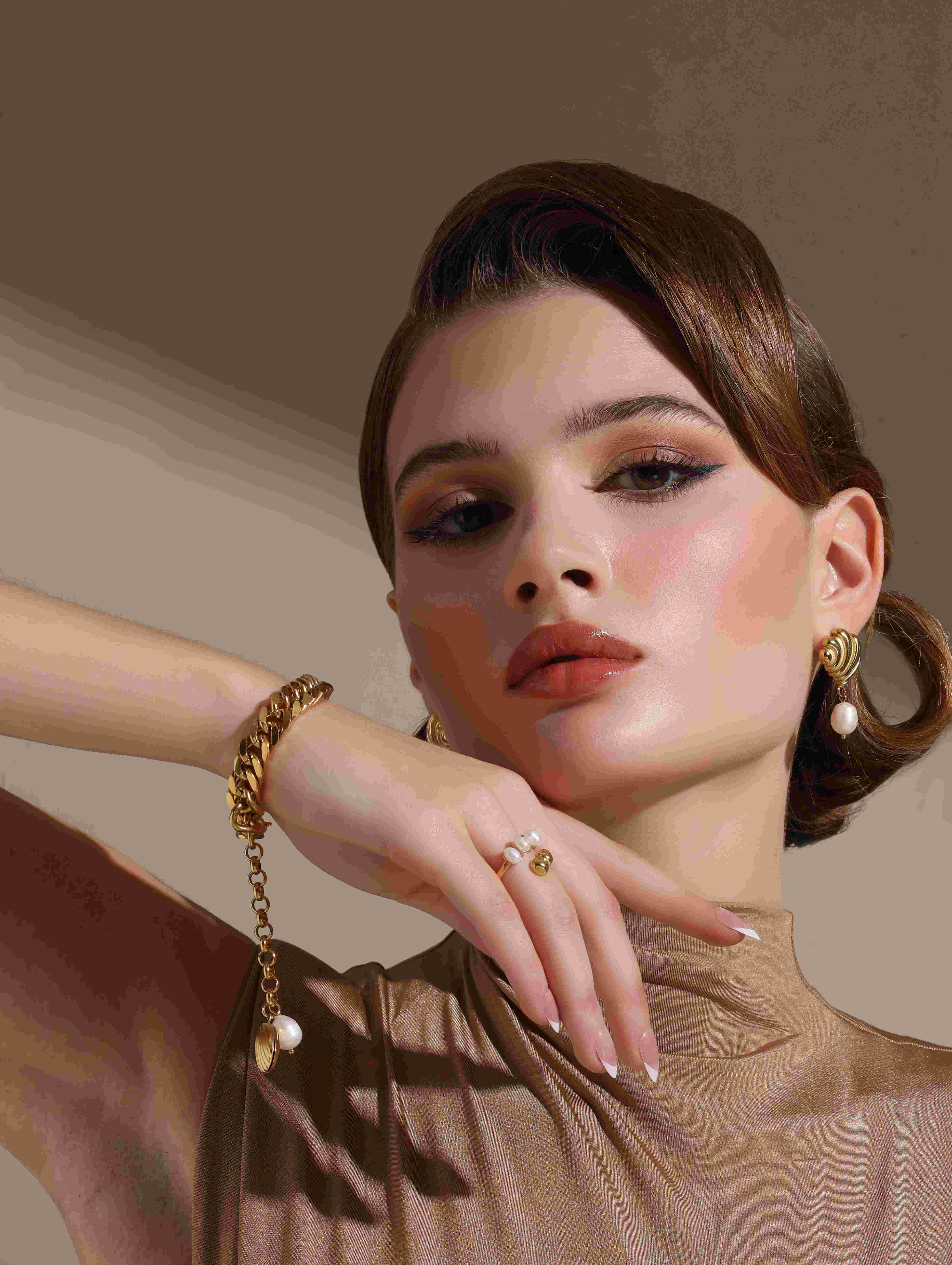 A model showcasing Shell Chic Braclet by Dusala from Dusala's collection A model showcasing Shell Chic Braclet by Dusala from Dusala's collection
