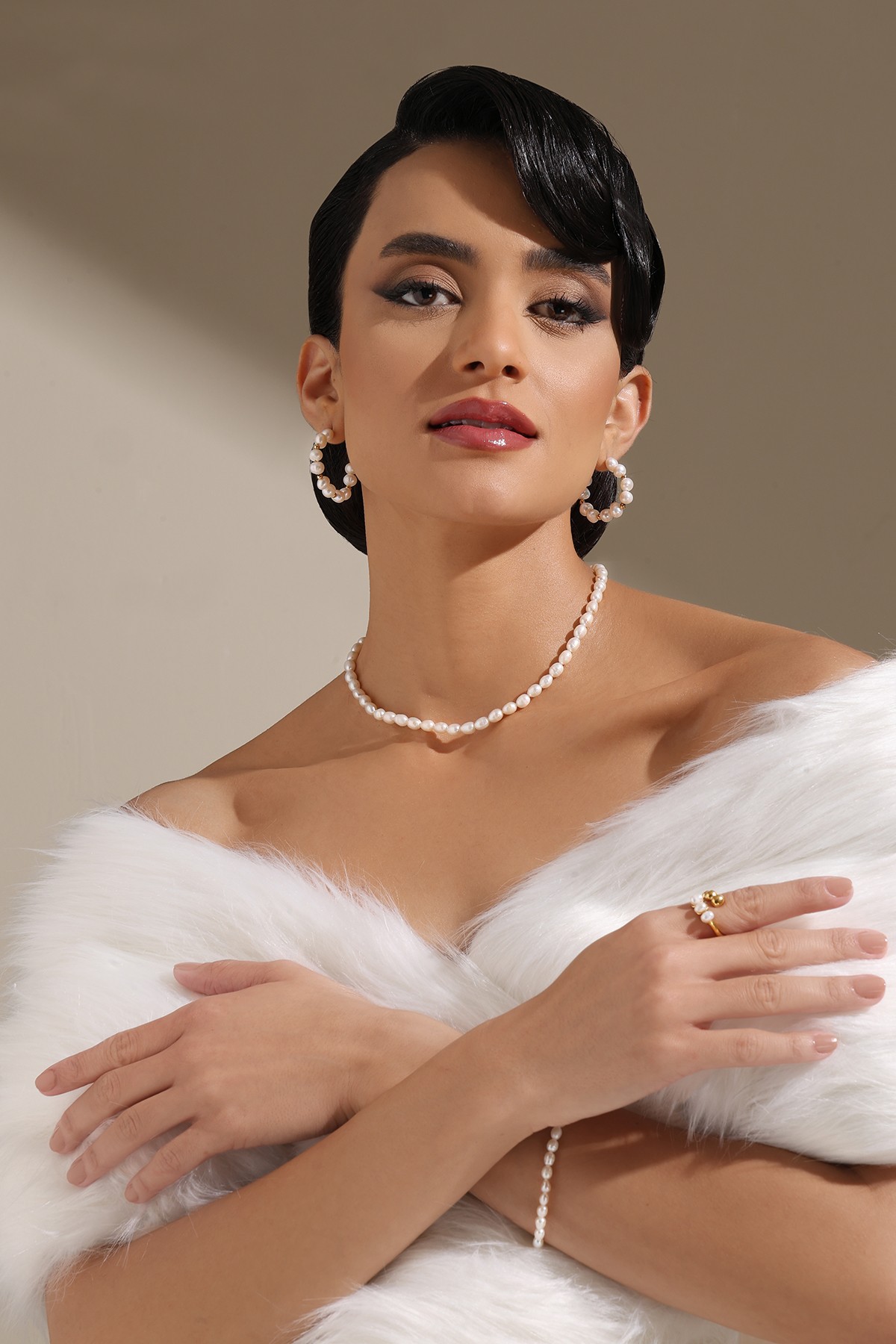 A model showcasing Clavicale Pearl Grace Pendant by Dusala from Dusala's collection A model showcasing Clavicale Pearl Grace Pendant by Dusala from Dusala's collection