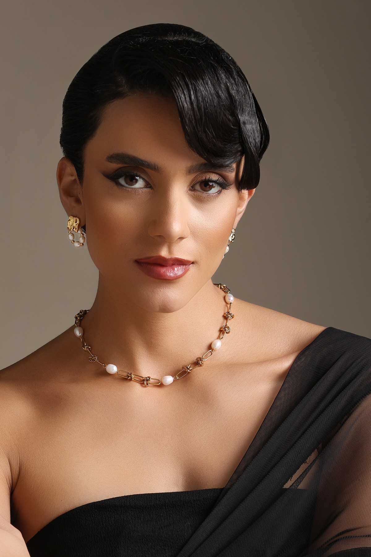 A model showcasing Versatile Set Pendant by Dusala from Dusala's collection A model showcasing Versatile Set Pendant by Dusala from Dusala's collection