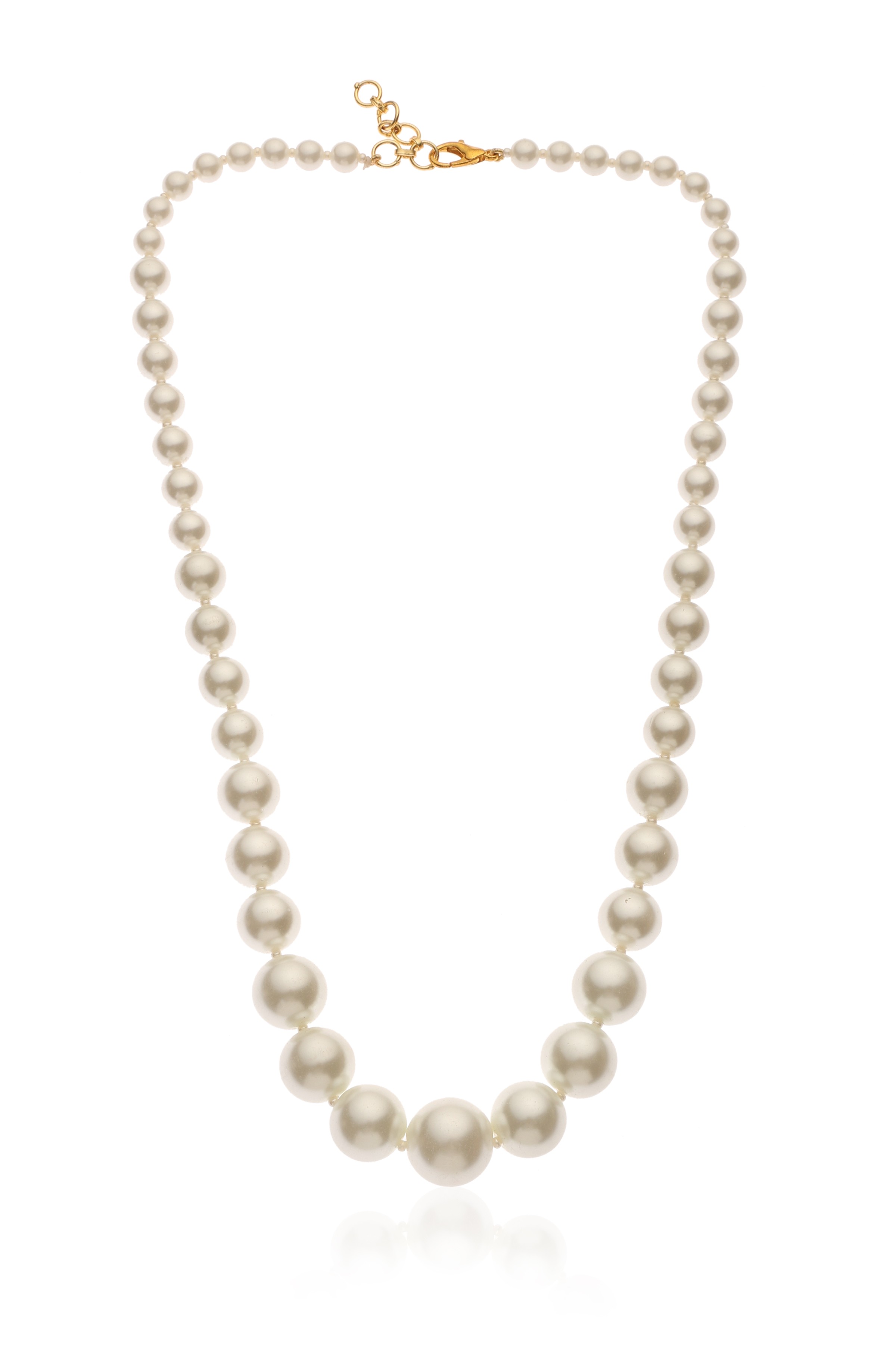 A model showcasing Graduated Natural Pearl Necklace by Dusala from Dusala's collection A model showcasing Graduated Natural Pearl Necklace by Dusala from Dusala's collection