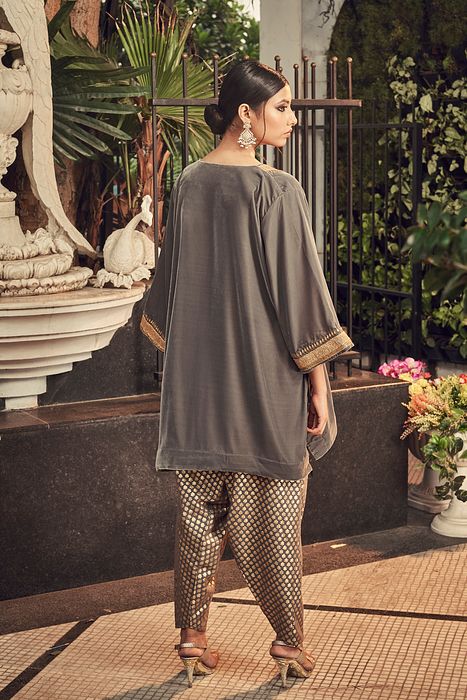 A model showcasing Steel Gray Velvet Kurta Set by Ranian from Ranian's collection A model showcasing Steel Gray Velvet Kurta Set by Ranian from Ranian's collection
