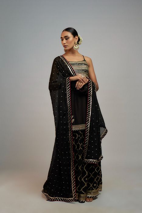 A model showcasing Golconda Black Aarva Strappy Set by Gopi Vaid from Gopi Vaid's collection