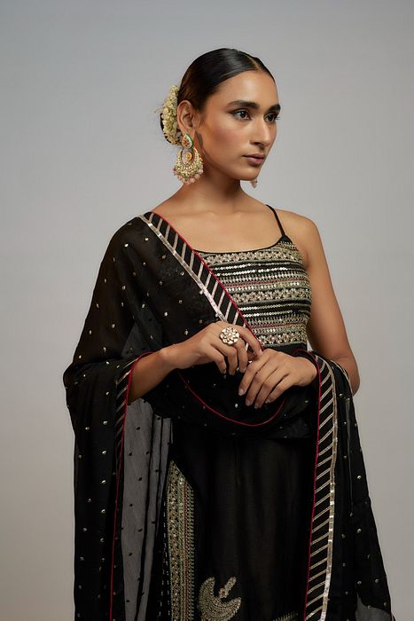 A model showcasing Golconda Black Aarva Strappy Set by Gopi Vaid from Gopi Vaid's collection
