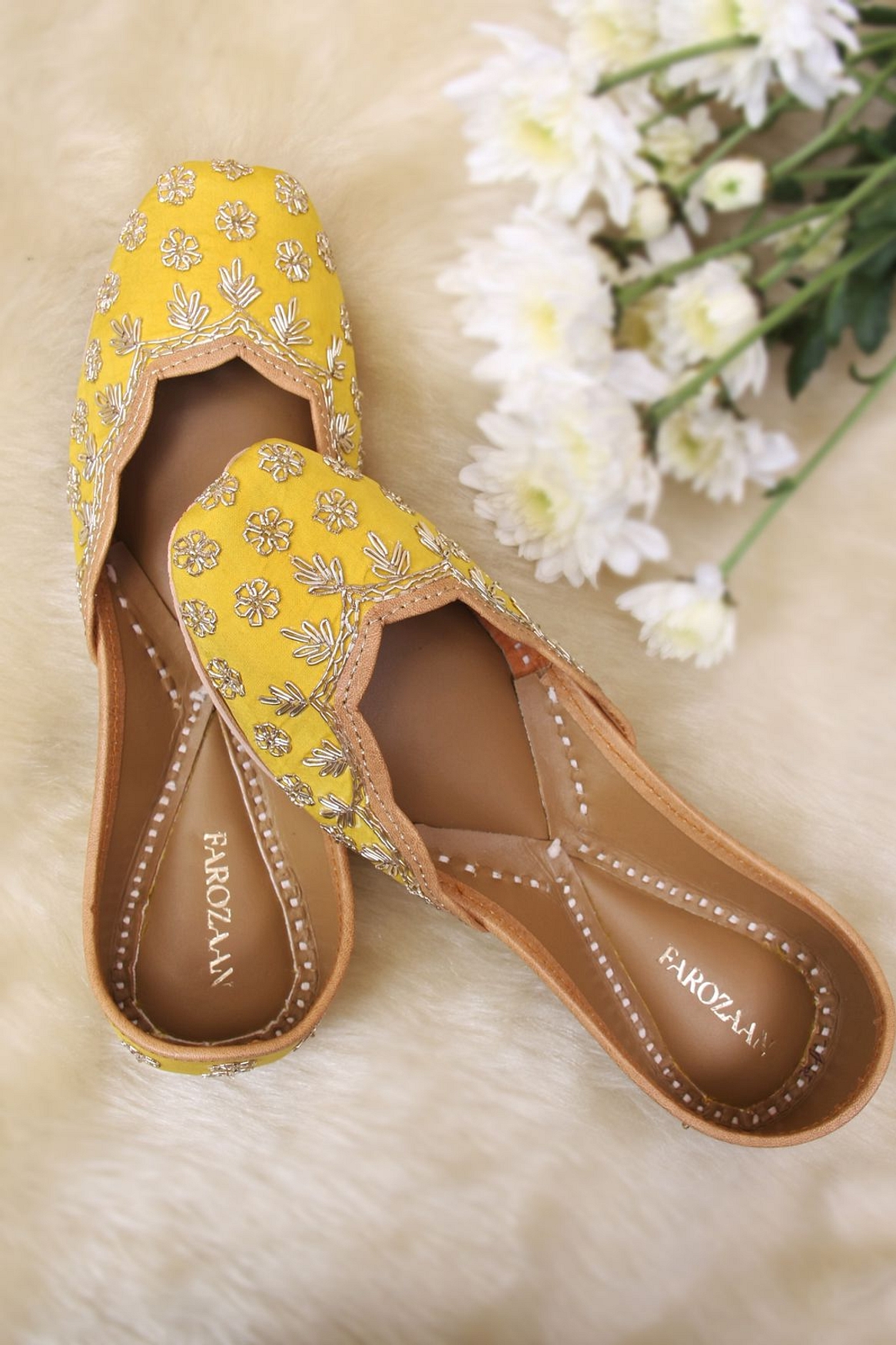 A model showcasing Golden Glow Zari Show Feature image by Farozaan from Farozaan's collection