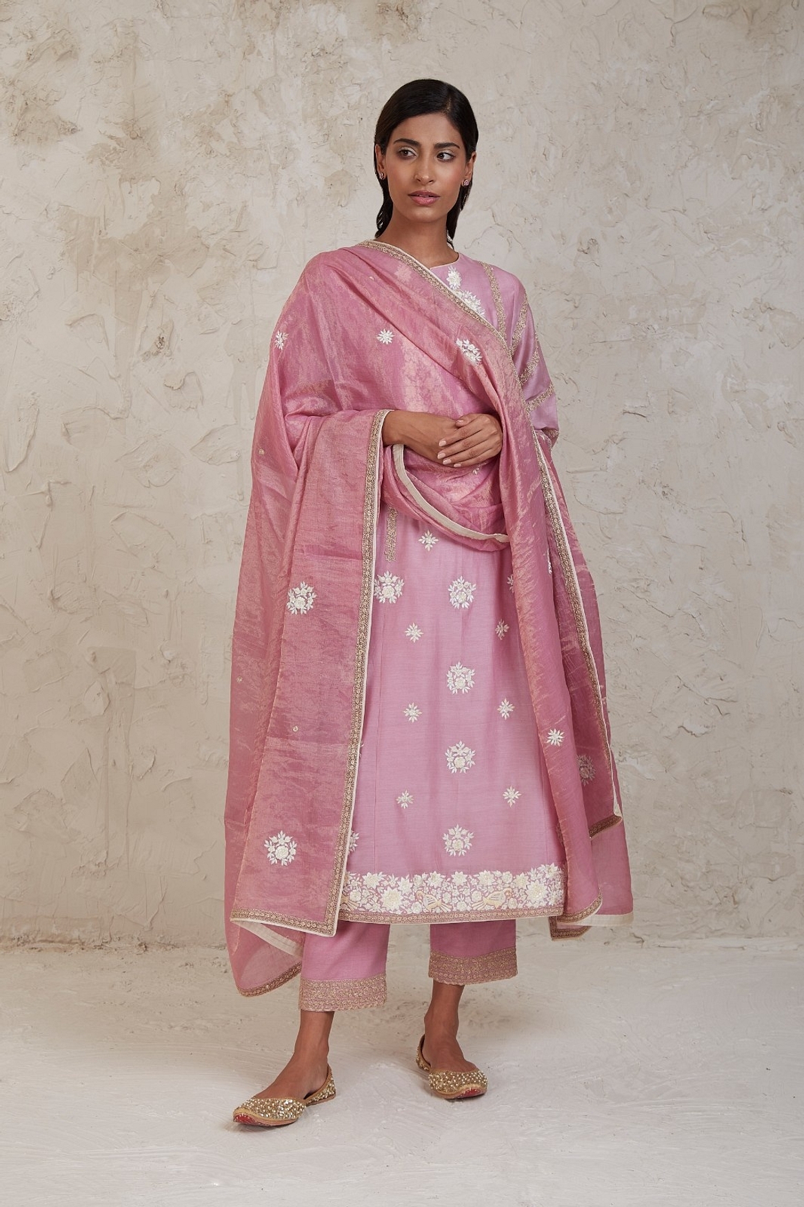 A model showcasing Umaiza Pink Kurta Set Feature image by Sue Mue from Sue Mue's collection