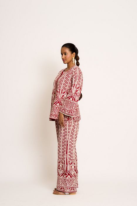A model showcasing Aisha Twin Set by Ashtar from Ashtar's collection